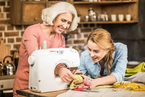 mujeres cosiendo